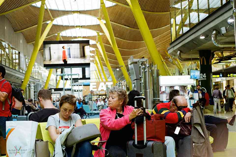 La EEE interrumpe las operaciones aeroportuarias en toda Europa, mientras los viajeros se enfrentan a retrasos fronterizos de varias horas featured image